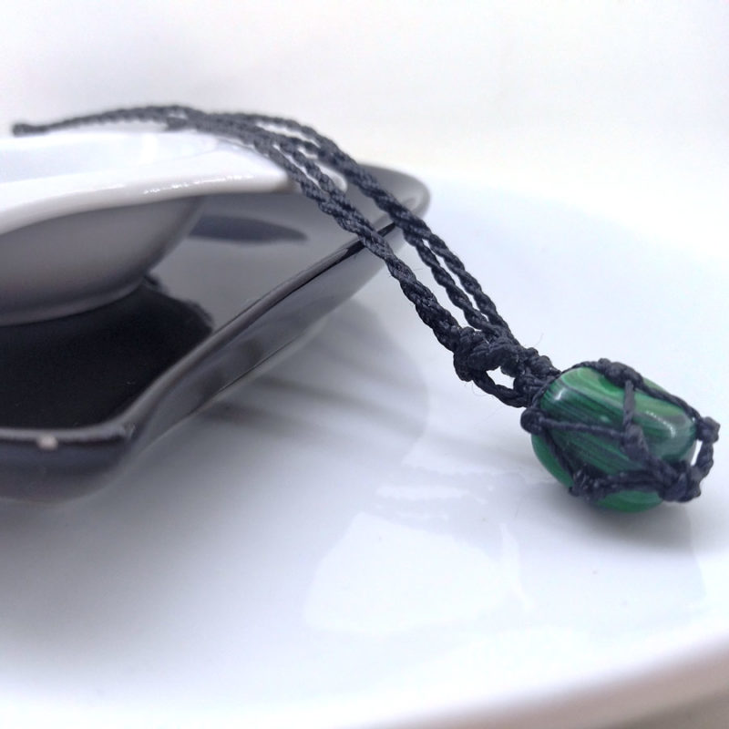 Colar Macramê Preto com Pedra Malaquita