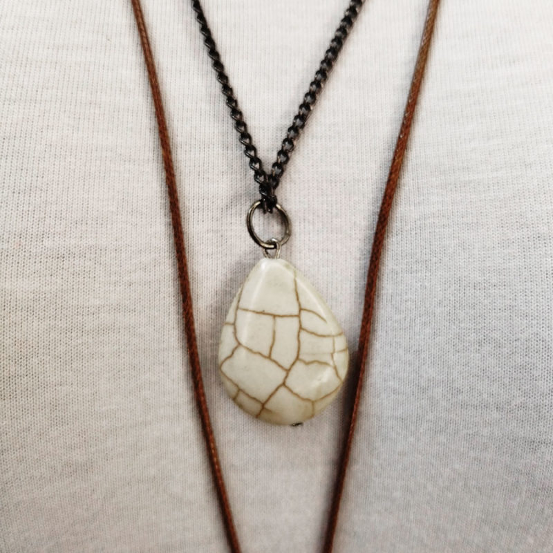 Colar de Duas Voltas Dente de Sabre e Howlita Branca