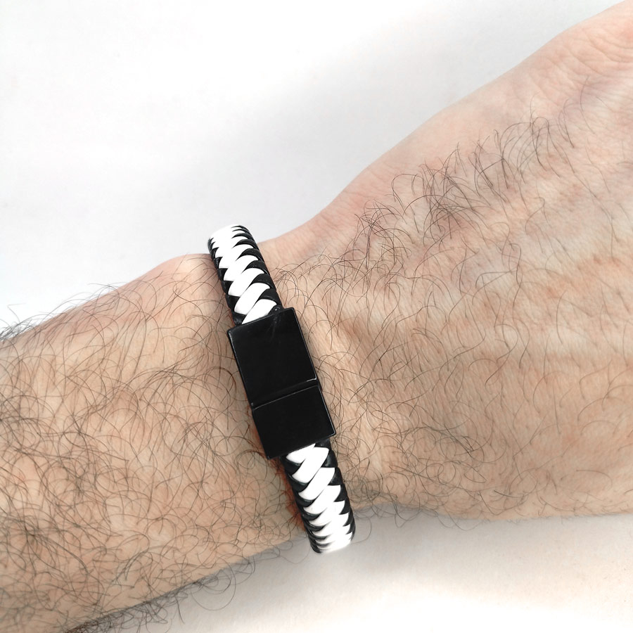 P259 Pulseira de Couro Sintético Fecho Imã - Preto e Branco (1) Pulseira de Couro Sintético Fecho Imã - Preto e Branco