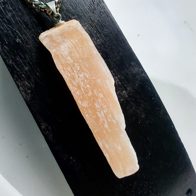 C209 - Colar de Pedra Selenita Laranja